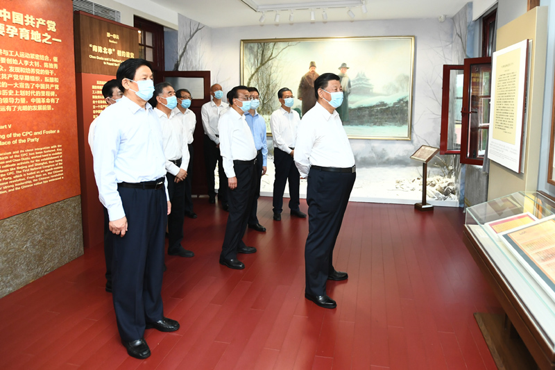 6月25日，中共中央政治局就用好紅色資源、賡續(xù)紅色血脈舉行第三十一次集體學習。這次集體學習采取參觀和討論相結合的形式，這是習近平、李克強、栗戰(zhàn)書、汪洋、王滬寧、趙樂際、韓正等在北大紅樓參觀“光輝偉業(yè) 紅色序章——北大紅樓與中國共產黨早期北京革命活動主題展”。新華社記者 謝環(huán)馳 攝