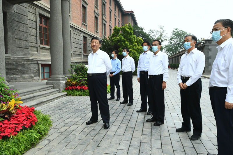 6月25日，中共中央政治局就用好紅色資源、賡續(xù)紅色血脈舉行第三十一次集體學習。這次集體學習采取參觀和討論相結合的形式，這是習近平、李克強、栗戰(zhàn)書、汪洋、王滬寧、趙樂際、韓正等在北大紅樓參觀“光輝偉業(yè) 紅色序章——北大紅樓與中國共產黨早期北京革命活動主題展”。新華社記者 謝環(huán)馳 攝