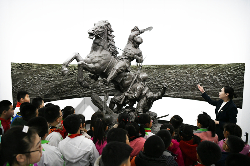 2019年4月4日，在東北烈士紀念館，學生們在聽講解員講解。